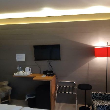 Guesthouse Au Coin De La Rue Malmedy Bagian luar foto
